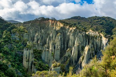 Putangirua Pinnacles jeolojik bir oluşumdur ve Yeni Zelanda 'nın çorak arazi erozyonunun en iyi örneklerinden biridir. Aorangi Dağları 'ndaki bir vadide, Ferry Gölü ile N Gölü arasında bulunan çok sayıda toprak sütunundan ya da kabadayıdan oluşurlar.