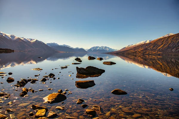 Skalnatý Břeh Jezera Ohau Zasněženými Jižními Alpami Odrážel Klidné Vodě — Stock fotografie