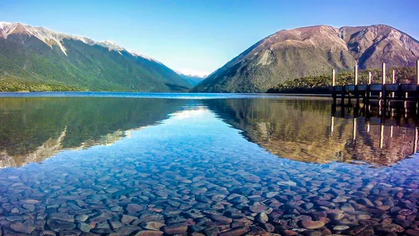 Rotoiti Gölü 'nün altındaki taş ve kayaların düşük perspektifli görüntüsü, Nelson Lakes Bölgesi Yeni Zelanda
