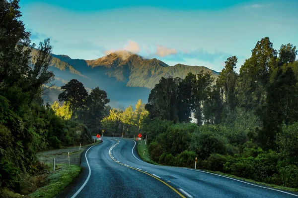 Kronkelende West Coast Road Aan Voet Van Zuidelijke Alpen Door — Stockfoto