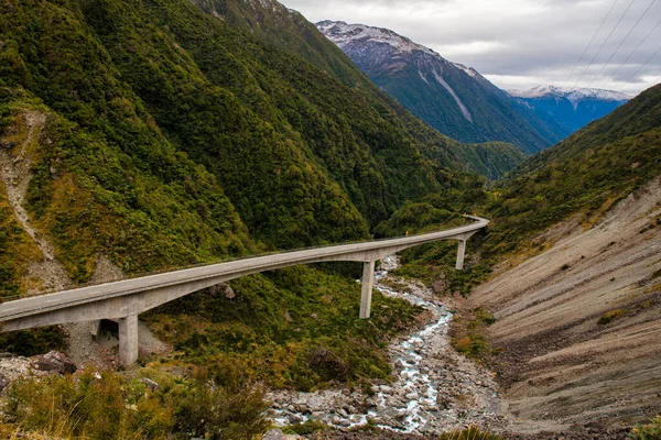 Autostrada Przez Góry Arthurs Pass Wiadukt Kręcący Się Przez Chropowaty — Zdjęcie stockowe