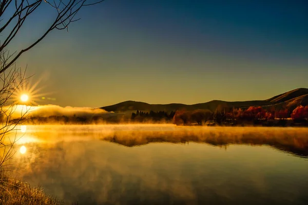 Zon Vlam Bergen Reflecties Zweven Boven Het Wateroppervlak Bij Het — Stockfoto