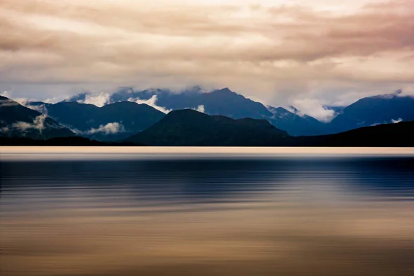 Горный Хребет Граничащий Озером Каниере Отражается Поверхности Озера Тёмную Дождливую — стоковое фото