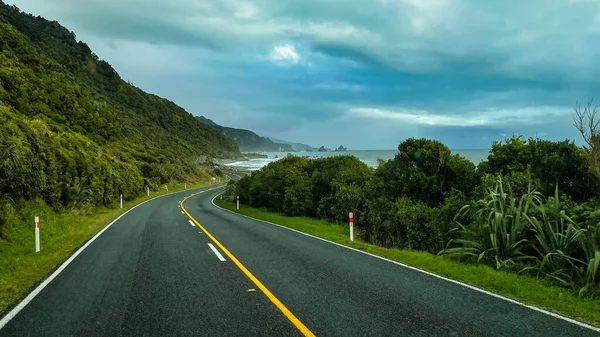 Езда Главной Дороге Западном Побережье Новой Зеландии Захватывающим Видом Побережье — стоковое фото
