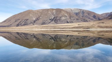 Ashburton Lakes bölgesindeki birkaç gölden biri olan Göl Kampı 'nın yansımaları