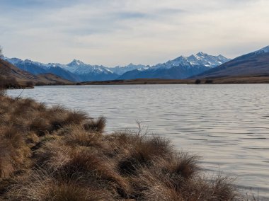 Ashburton Lakes bölgesindeki birkaç gölden biri olan Göl Kampı 'nın yansımaları