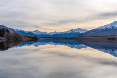 Göl manzarası ve göl etrafındaki dağlar Clearwater Gölü 'nün çevresindeki pist boyunca.