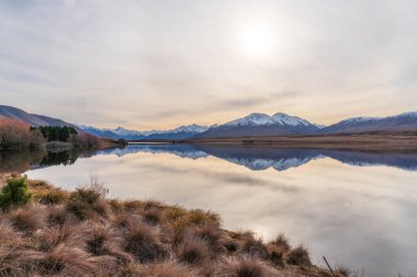 Göl manzarası ve göl etrafındaki dağlar Clearwater Gölü 'nün çevresindeki pist boyunca.