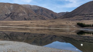 Kampın etrafındaki dağlar durgun dağlık sulara yansıdı.