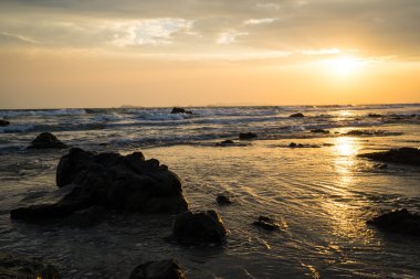 6-yıldız plaj önünde kayalık Plajı'nda yaz günbatımı açık hotel mükemmel bir için gizlemek uzak tatil yalnız ya da açık hava etkinlikleri, deniz ürünleri ve unutulmaz konaklama keyfini aile ile daha iyi