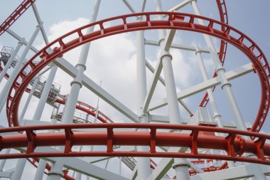 Kırmızı silindir bardak Eğlence Parkı veya tema parkı eğlenceli ve çok sayıda insanın binmek ve onun hızlı ve dik damla yüksek rakımda ve ters çevirin silinme zevk için çekmek