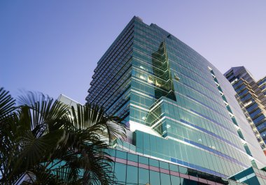 Yeni modern cam ofis binaları birkaç kişi büyük şehir Bangkok en iyi sunmak için güvenlik sistemi ve rahat yaşamak, çalışmak ve en iyi spor salonu birinde egzersiz için gizlilik ihtiyaçlarını