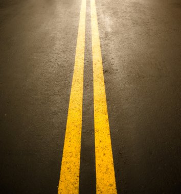 Bir asfalt yol ile dâhi yetişemeyeceğimiz değil çünkü bazı bölgelerde çok tehlikeli kaza önlemek için araba sürücüleri söyle ve trafik kural ve yönetmeliği ihlal çift orta Sarı çizgi bir parlak yüzeyi