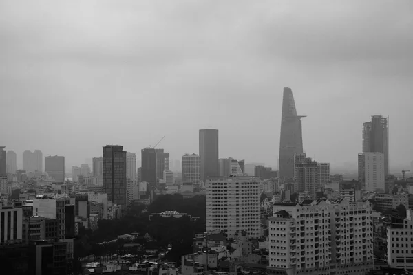 胡志明市的天际线在雾蒙蒙, 多云和寒冷的早晨, 看到最高的建筑和其他高楼的看法, 最代表快速增长的经济在这个南部城市的越南 — 图库照片