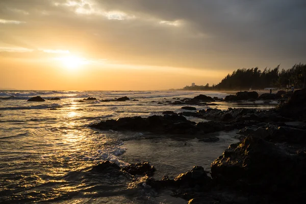 Sommersonnenuntergang am felsigen Strand vor dem 6-Sterne-Strandhotel für einen perfekten Urlaub allein oder noch besser mit der Familie, die Outdoor-Aktivitäten, Meeresfrüchte und einen unvergesslichen Aufenthalt genießen kann — Stockfoto