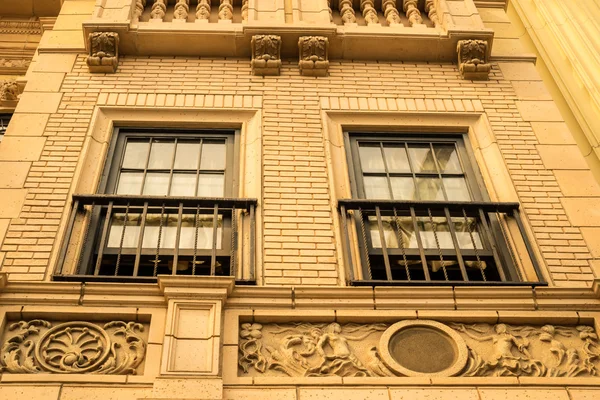 Exquise winkel bouwen buitenkant in Europese decoratie en architect met vakantie venster toont verschillende thema's getoond om te tekenen in klanten die meestal straat wandelaars zijn in het winkelgebied van de district — Stockfoto