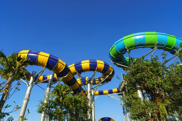 Die riesigen Dschungel-Wasserröhrenrutschen im Wasser-Freizeitpark sehen spannend aus und sind perfekte Attraktionen für Jung und Alt in den Ferien. Besucher und Touristen genießen Kurven und Geschwindigkeit beim Spielen — Stockfoto