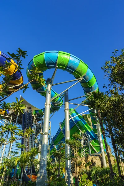 Enormes toboganes de tubo de agua de la selva en el parque temático del agua parecen salir y son atracciones perfectas tanto para jóvenes como para adultos durante las vacaciones. Los visitantes y turistas disfrutan de las curvas y la velocidad mientras juegan Fotos de stock