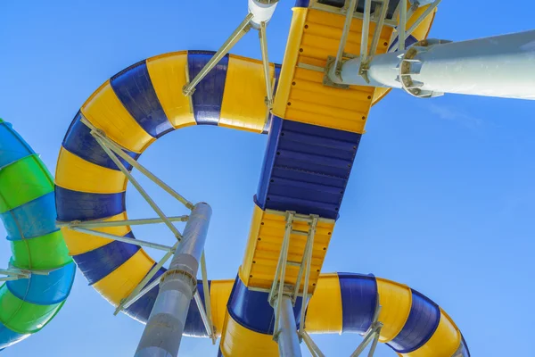 Enormes toboganes de tubo de agua de la selva en el parque temático del agua parecen salir y son atracciones perfectas tanto para jóvenes como para adultos durante las vacaciones. Los visitantes y turistas disfrutan de las curvas y la velocidad mientras juegan — Foto de Stock