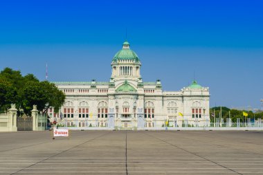 Ananta Samakhom tahta koridorda Thai Royal Dusit Palace, Bangkok, Tayland. Binanın İtalyan Rönesans ve Neo klasik tarzda tasarlanmıştır ve yabancı maddeler yapımında kullanılan