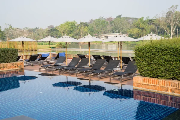 Calma Camas de día en la piscina — Foto de Stock