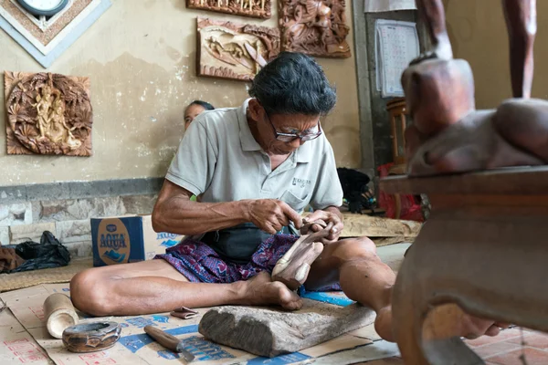 Artesano de la isla de Bali . — Foto de Stock