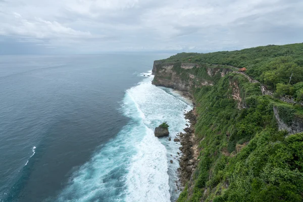 Cara del acantilado de Uluwatu y el mar, isla de Bali — Foto de Stock