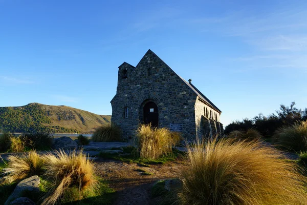 Kyrkan i nära sjön i Nya Zeeland — Stockfoto