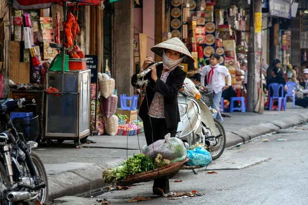 Vendedor de rua vendendo legumes — Fotografia de Stock