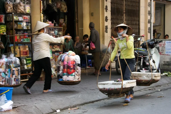 Vendeur de rue vendant des aliments locaux — Photo