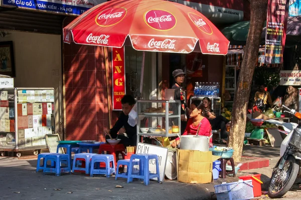 Street food stall säljer lokal mat — Stockfoto