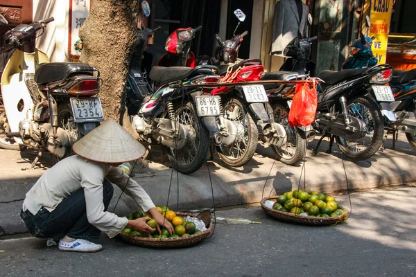 Straatverkoper verkoop van groenten — Stockfoto