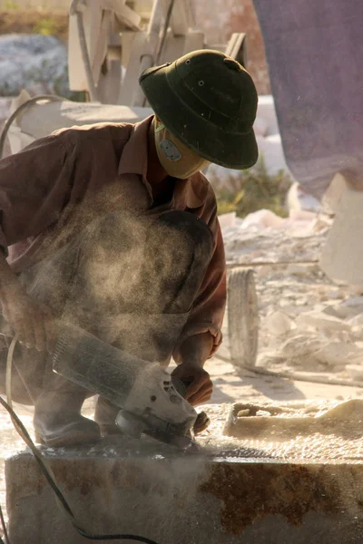 Tradicional escultor de pedra vietnamita — Fotografia de Stock