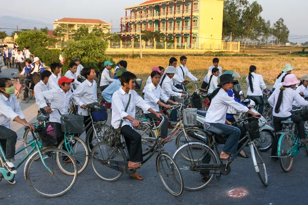 Vietnamita scuola secondaria ragazzi e ragazze — Foto Stock