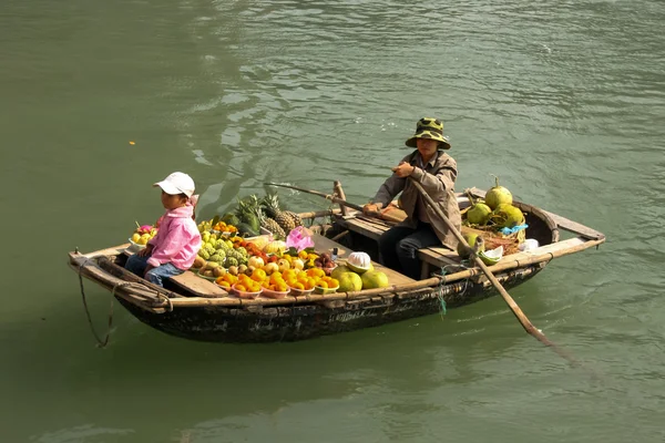 Obchodník v tradiční reed lodi — Stock fotografie
