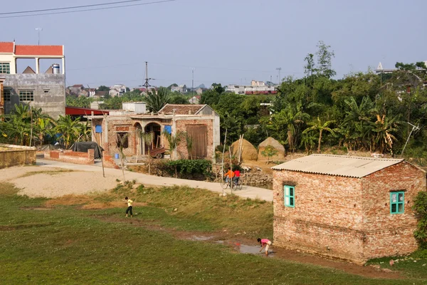 Terrenos y casas agrícolas tradicionales en Vietnam . — Foto de Stock