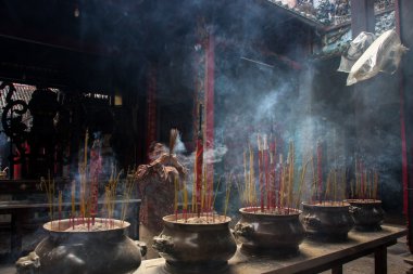 bir Budist adanmış Çin tapınakta dua ediyor.