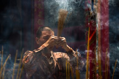 bir Budist adanmış Çin tapınakta dua ediyor.