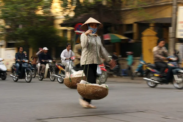 Vendedor de rua vende itens de cestas — Fotografia de Stock