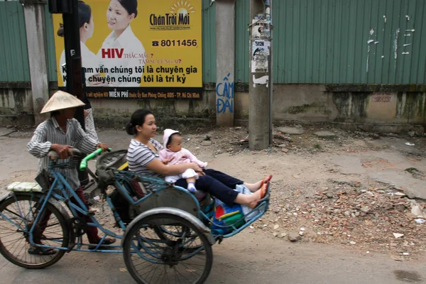 Uma senhora e uma criança em um trishaw — Fotografia de Stock