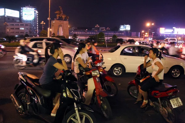 Escena callejera por la noche en el centro de Ho Chi Minh City — Foto de Stock