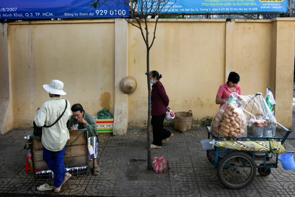 Vendedores ambulantes vendendo alimentos — Fotografia de Stock