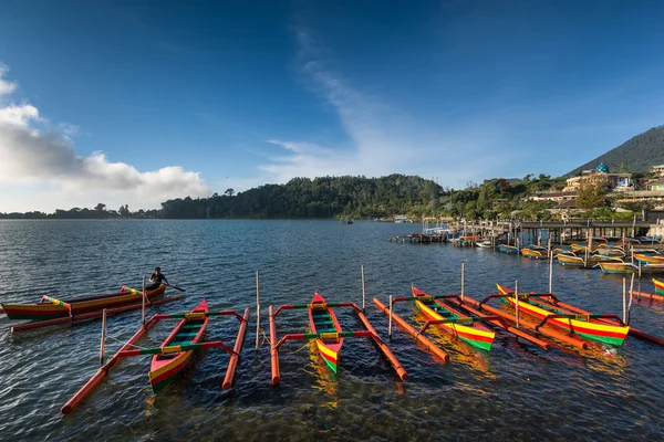 Fiskebyn på sjön bratan, Indonesien. — Stockfoto