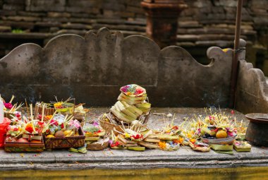Bali dili bir tapınak sunakta