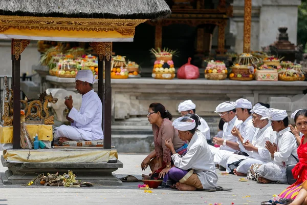 Balinese temple activity — Stock Photo, Image