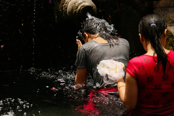 Cleansing ceremony, Bali Temple — Stock Photo, Image