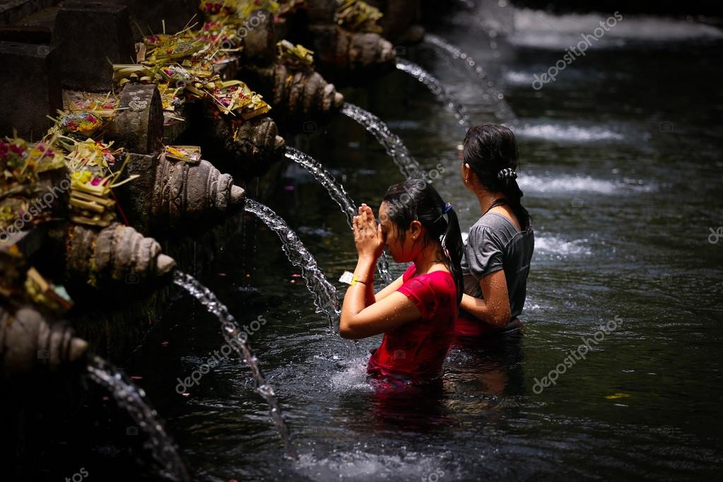 Cleansing ceremony, Bali Temple Stock Editorial Photo © chenws 54495431
