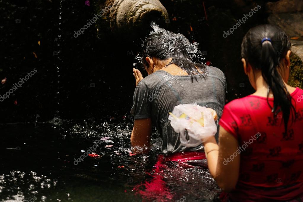 Cleansing ceremony, Bali Temple Stock Editorial Photo © chenws 54495609