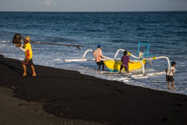 Bali balıkçı denizden geri dönmek.