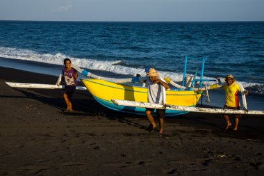 Bali balıkçı denizden geri dönmek.